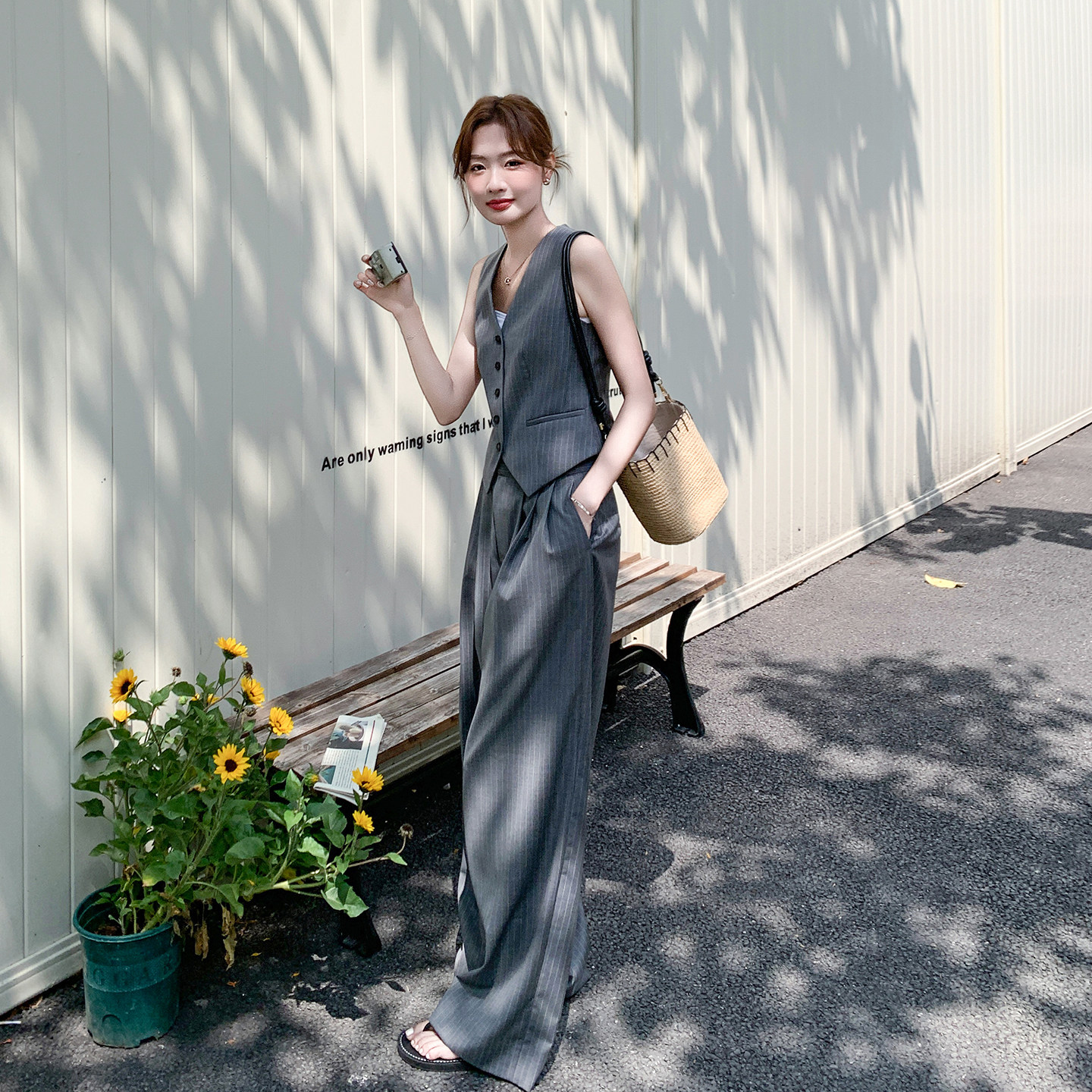 灰色韩剧温柔大女主气质套装夏2026新款条纹西装马甲阔腿裤两件套