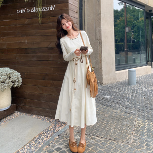 米白色法式慵懒风圆领连衣裙女2026初春新款简约气质高级感A字裙
