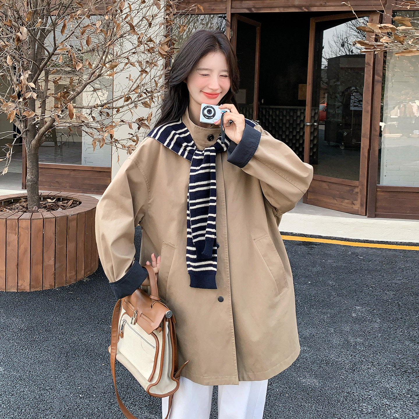 卡其色条纹立领中长宽松风衣女