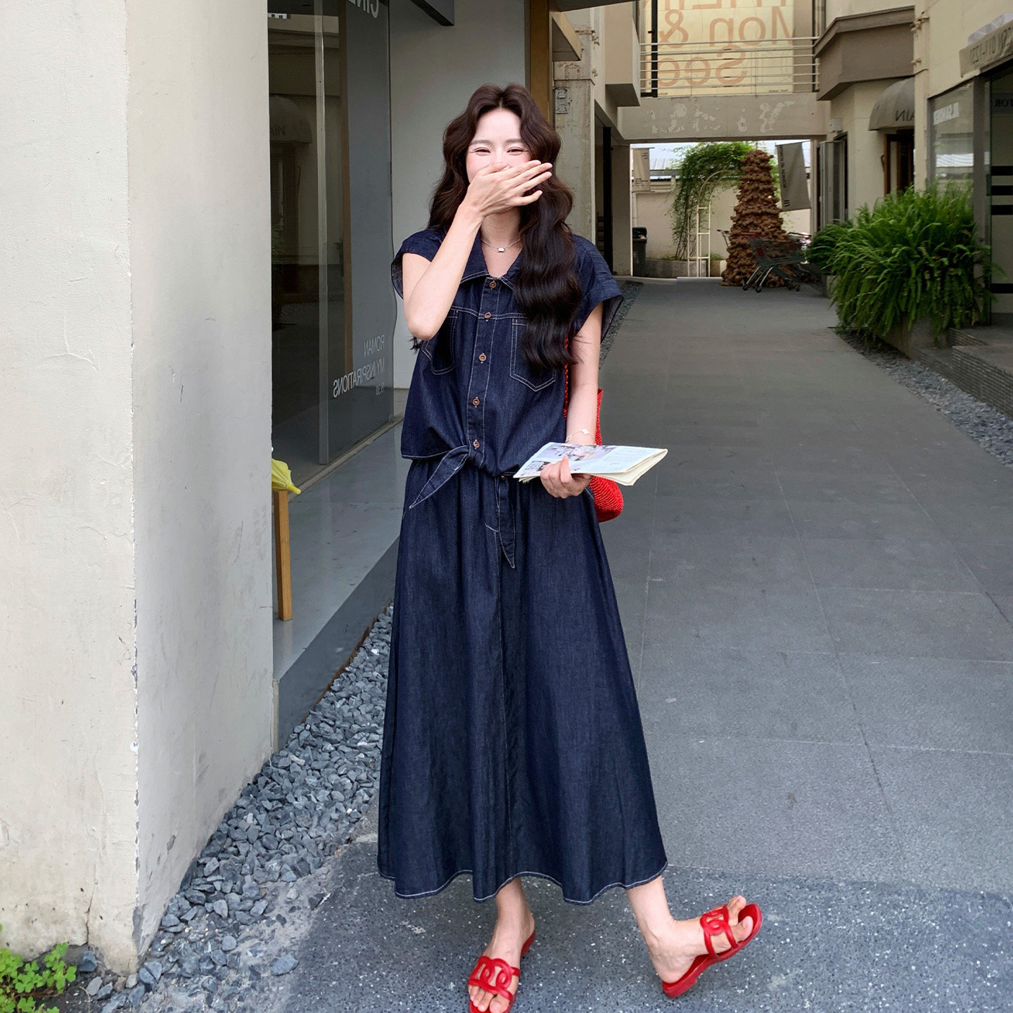 深蓝色复古轻熟风牛仔套装女2026新款夏日设计感衬衫半身裙两件套