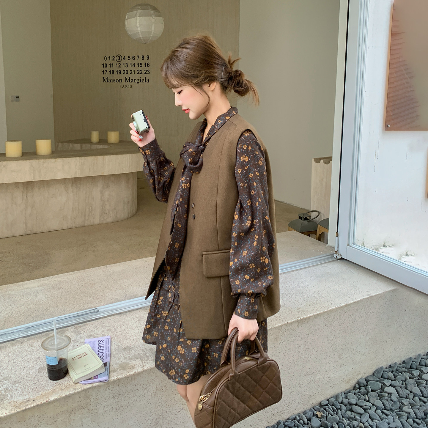 美拉德咖色轻熟风碎花连衣裙套装女小个子2026早春新款马甲两件套