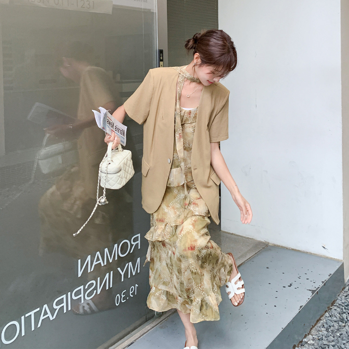 复古轻熟无领短袖西装套装女2026初夏新款荷叶边印花吊带裙两件套