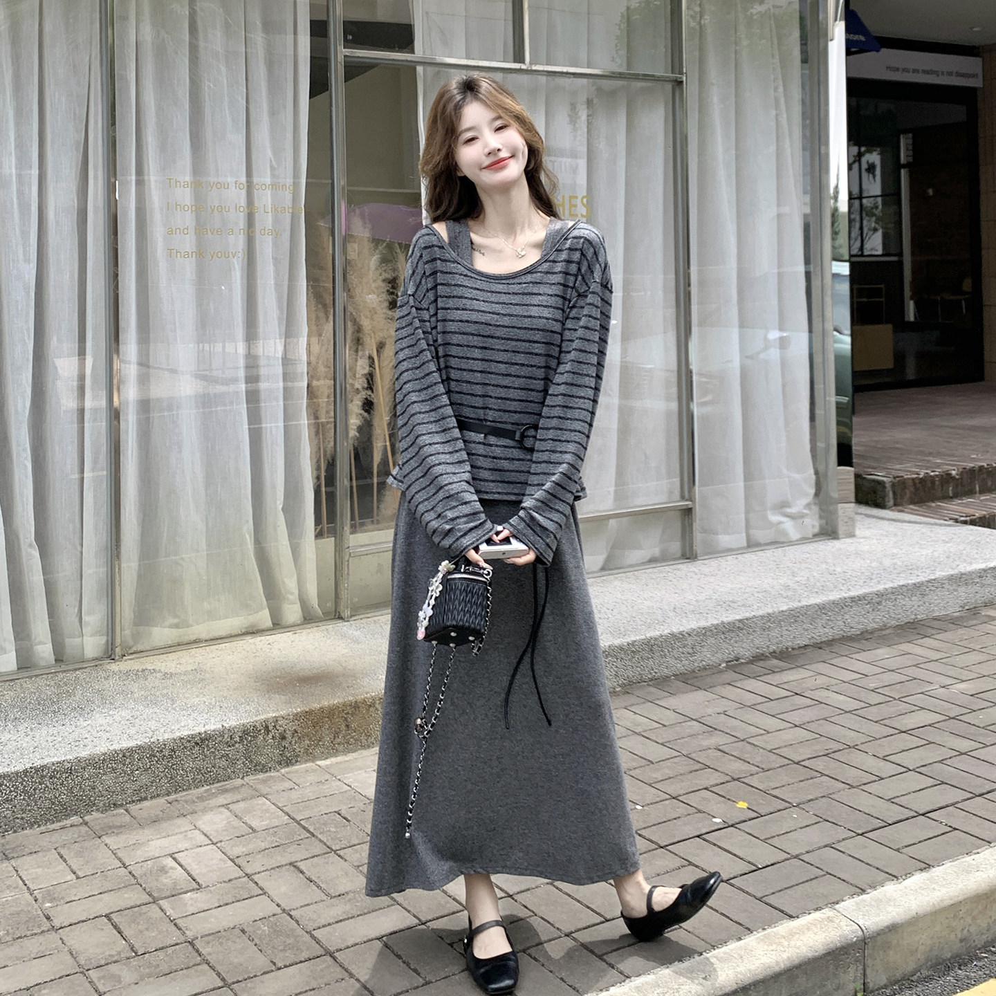 灰色小众轻熟风吊带连衣裙套装女2026新款慵懒风条纹罩衫两件套秋