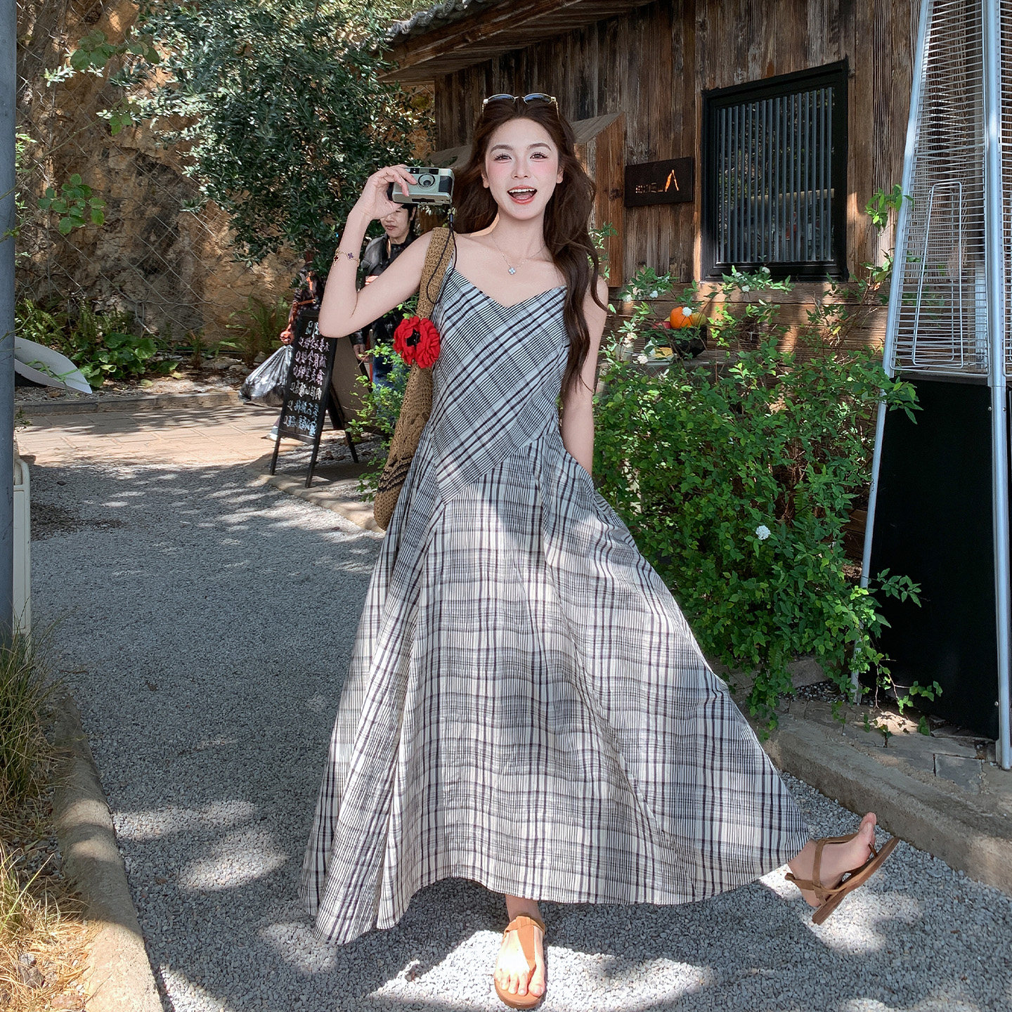 法式格纹吊带连衣裙女夏收腰大摆