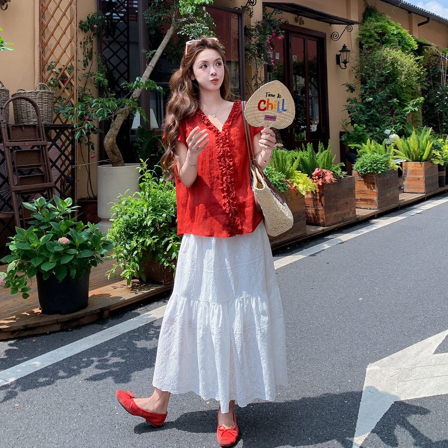 法式复古明艳度假风穿搭女2026新款花边V领上衣镂空半身裙两件套