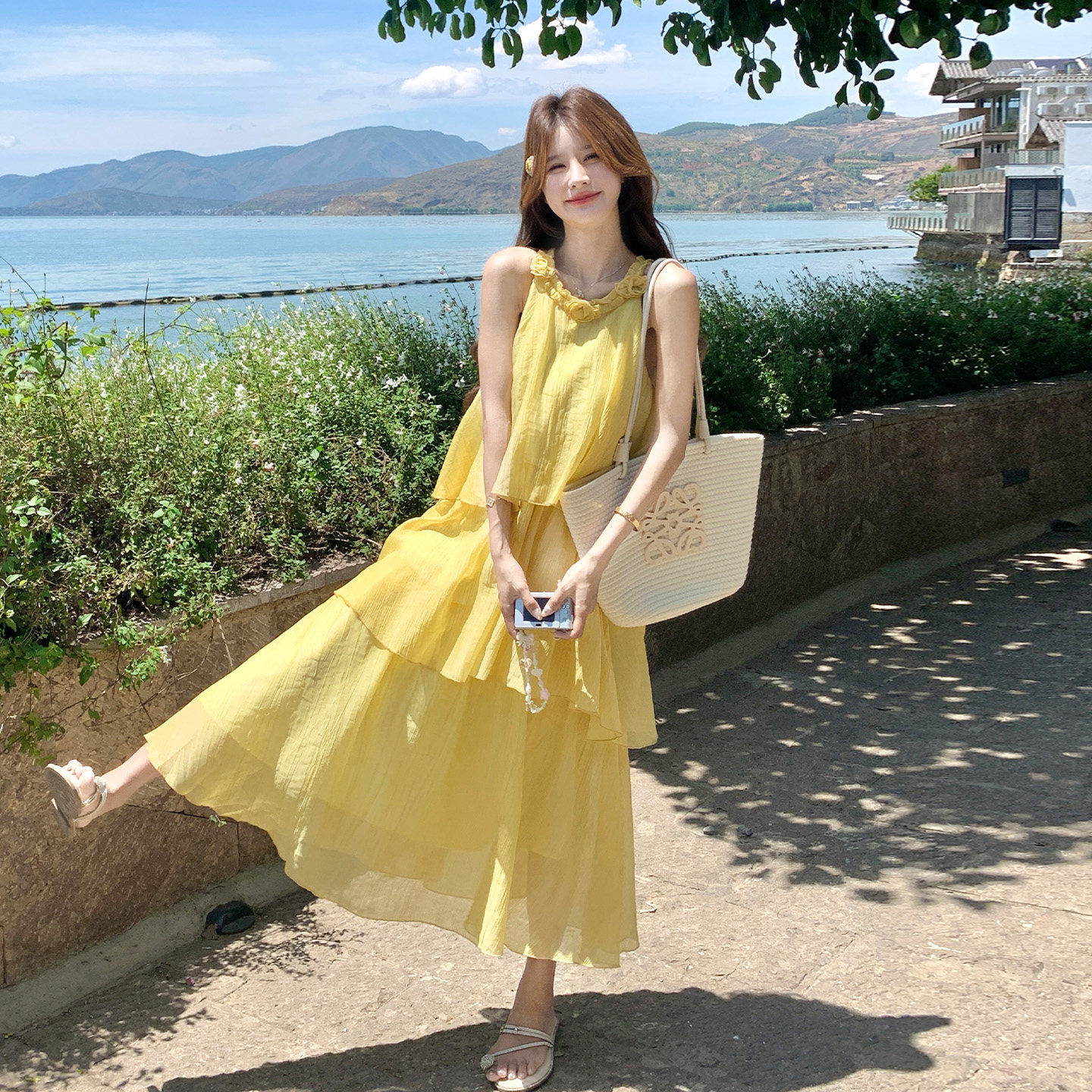 奶黄色绝美超仙气度假风连衣裙女2026新款夏日海岛绝美挂脖蛋糕裙