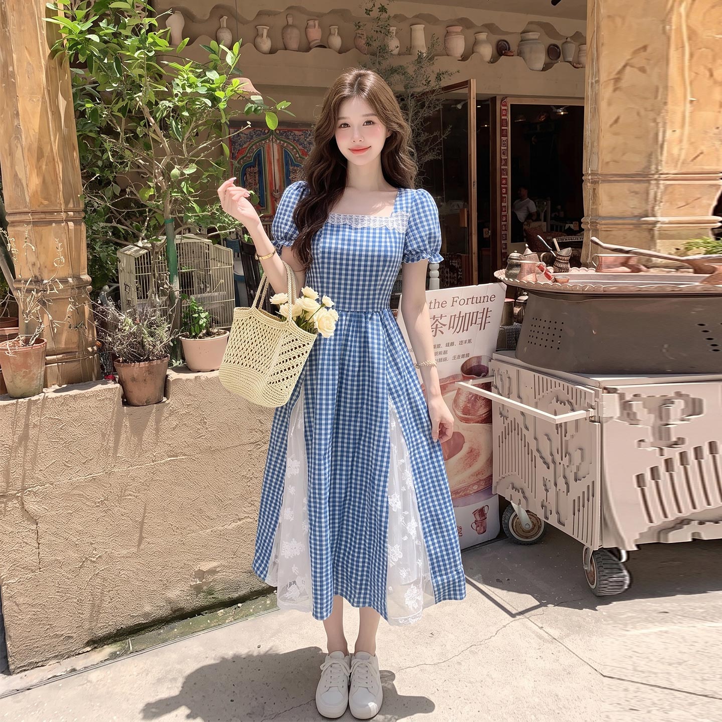 蓝色清爽减龄文艺风蕾丝拼接连衣裙女2026夏新款度假风格纹A字裙