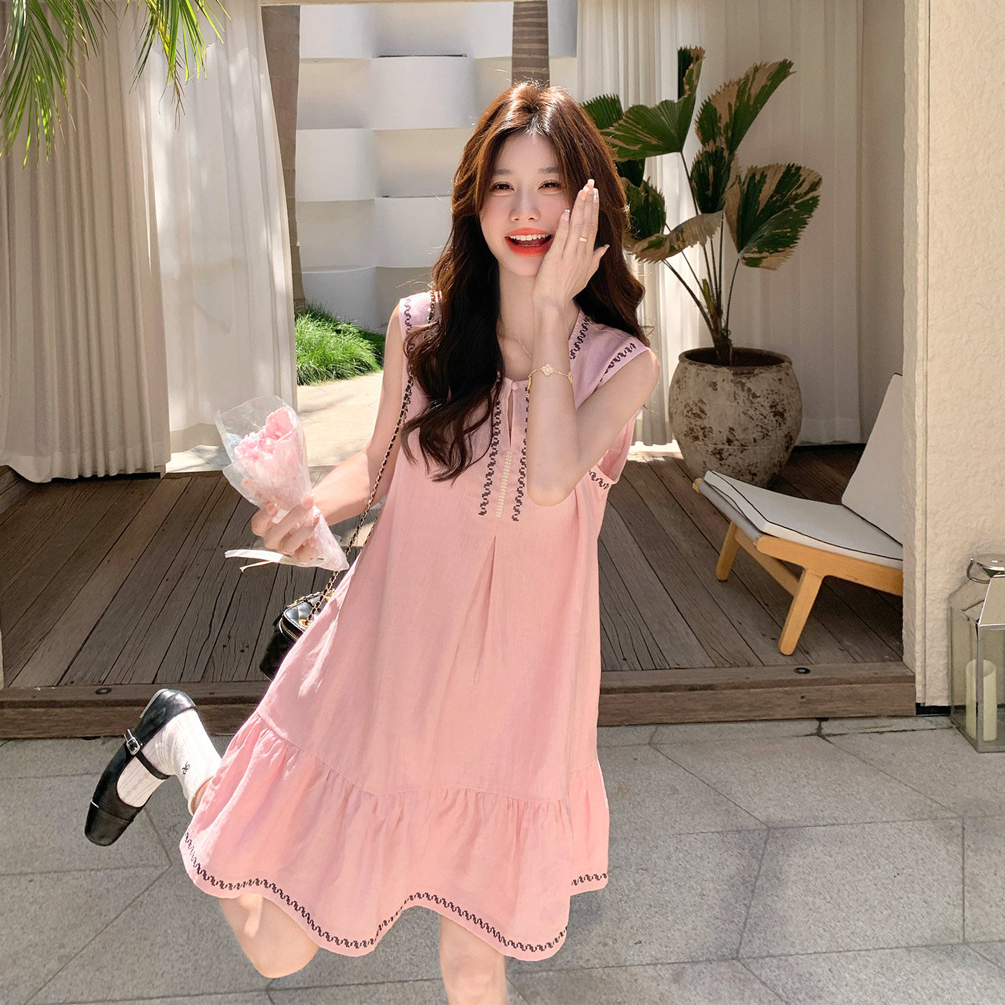 粉色漂亮气质减龄刺绣背心连衣裙女2026春季新款小个子圆领A字裙
