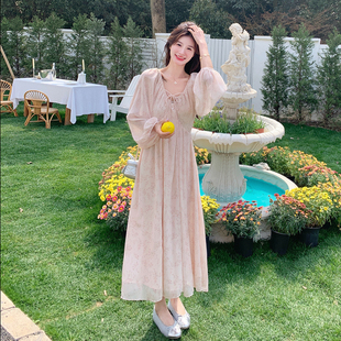 粉色甜美温柔风连衣裙女中长款2026春新款法式V领长袖过膝碎花裙