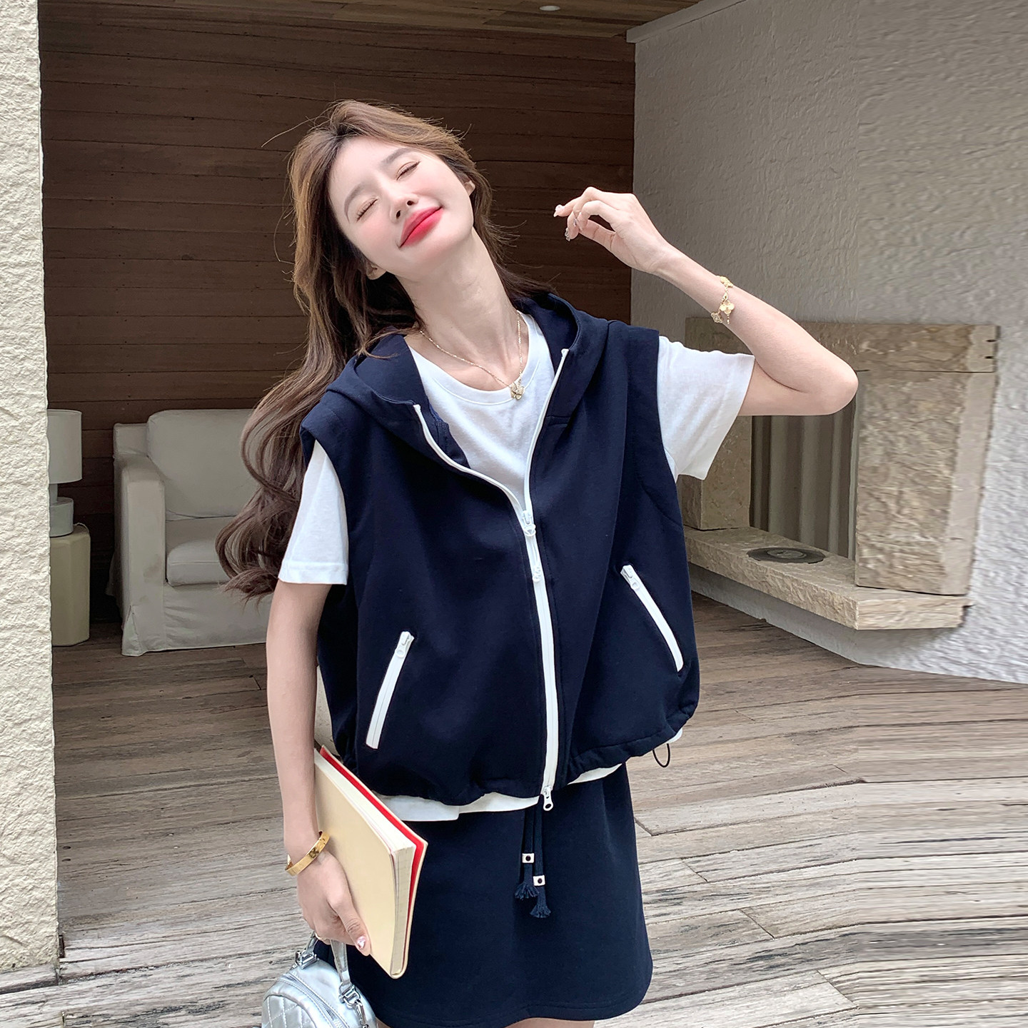 藏青色松弛感休闲时尚套装女2026初夏新款连帽马甲T恤短裙三件套