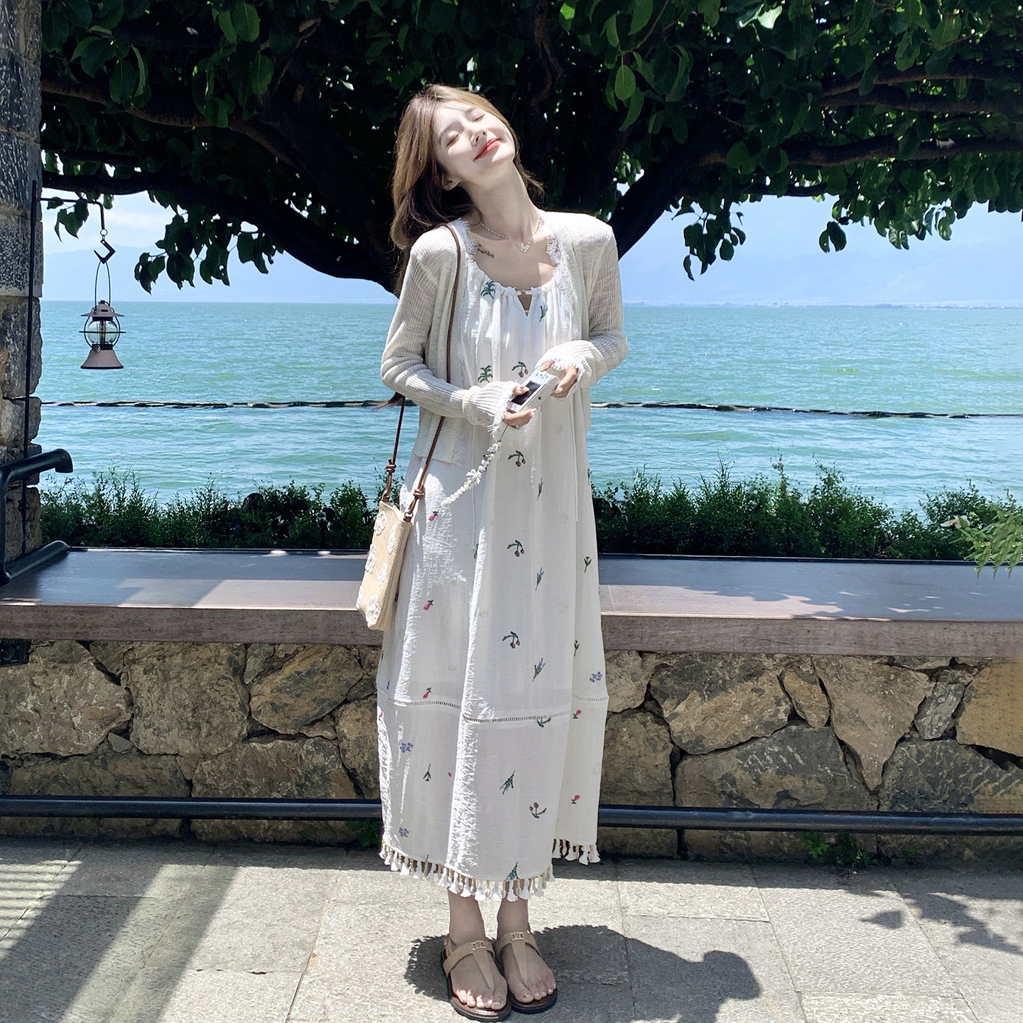 米白色森系文艺少女感流苏碎花吊带裙套装2026新款针织开衫两件套