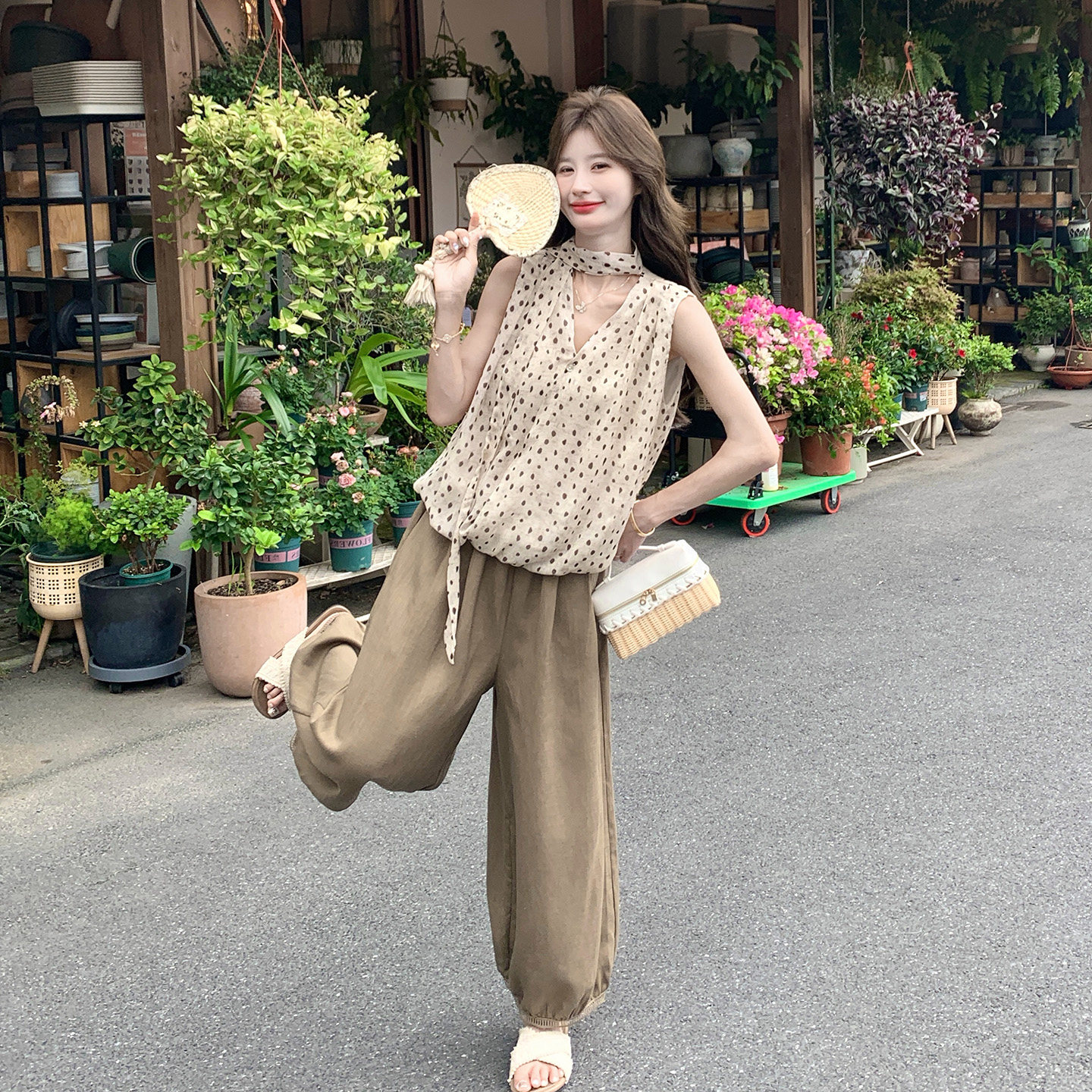 法式慵懒风波点V领无袖套装女