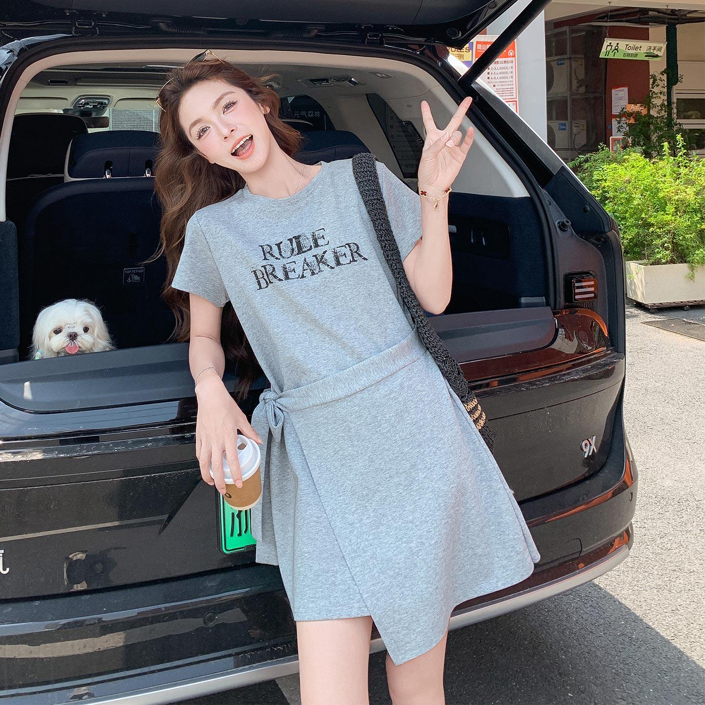 灰色随性休闲慵懒风连衣裙女2026新款夏日收腰显瘦字母印花T恤裙