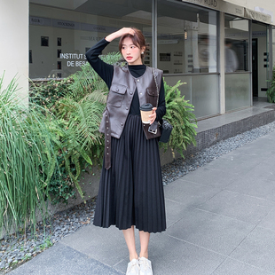 黑色法式酷飒赫本风长袖连衣裙套装女2026春季新款PU皮马甲两件套