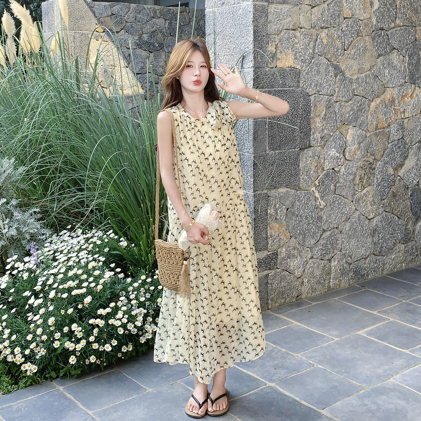夏日清甜明媚少女感减龄连衣裙2026新款法式浪漫小清新印花挂脖裙