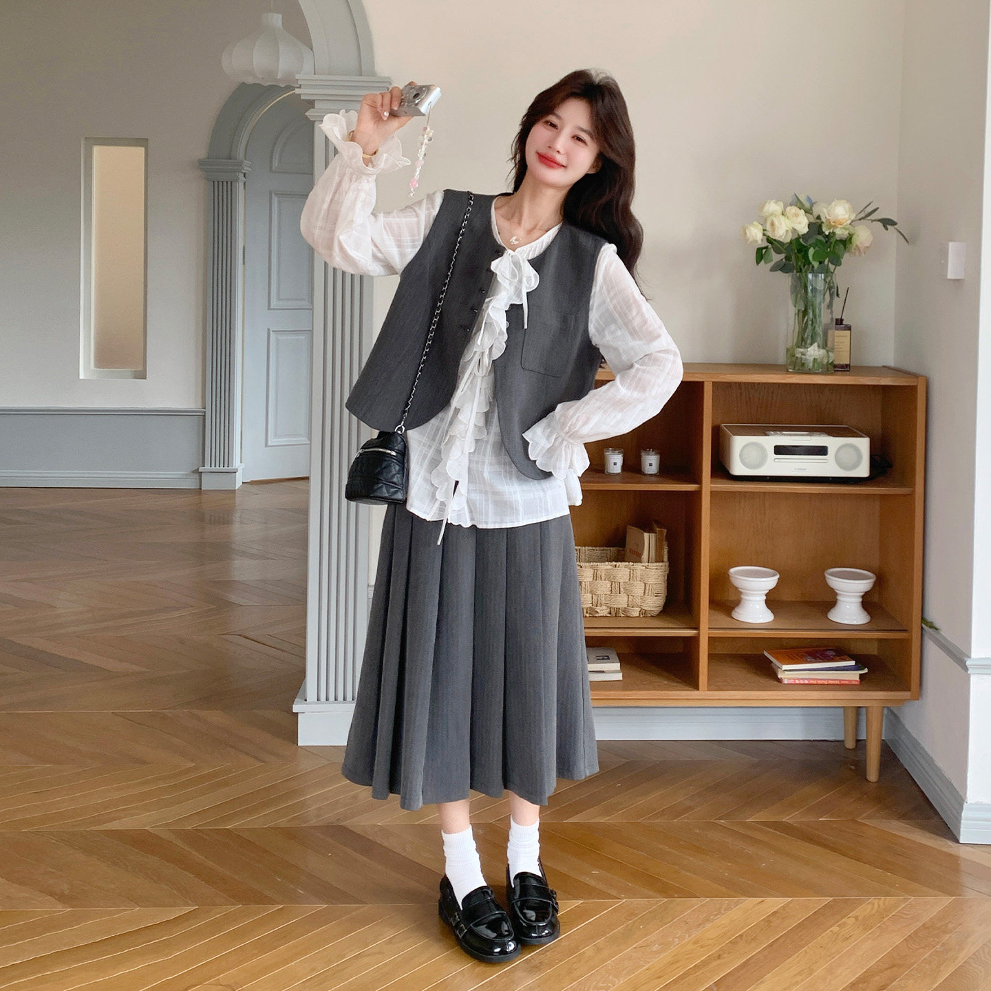 灰色减龄学院风西装马甲套装女2026春新款荷叶边衬衫半身裙三件套