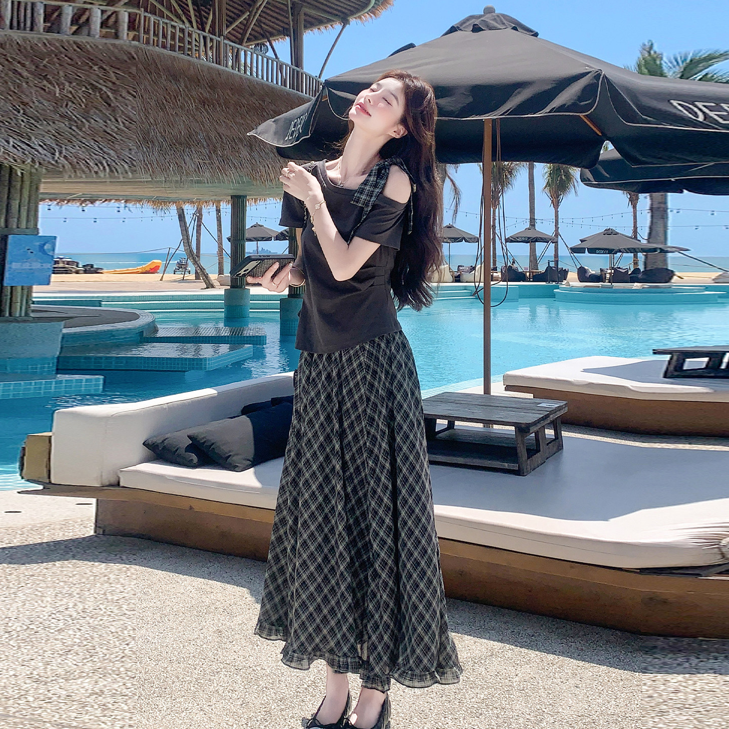 法式复古减龄套装裙女夏2026新款设计感露肩T恤格子半身裙两件套