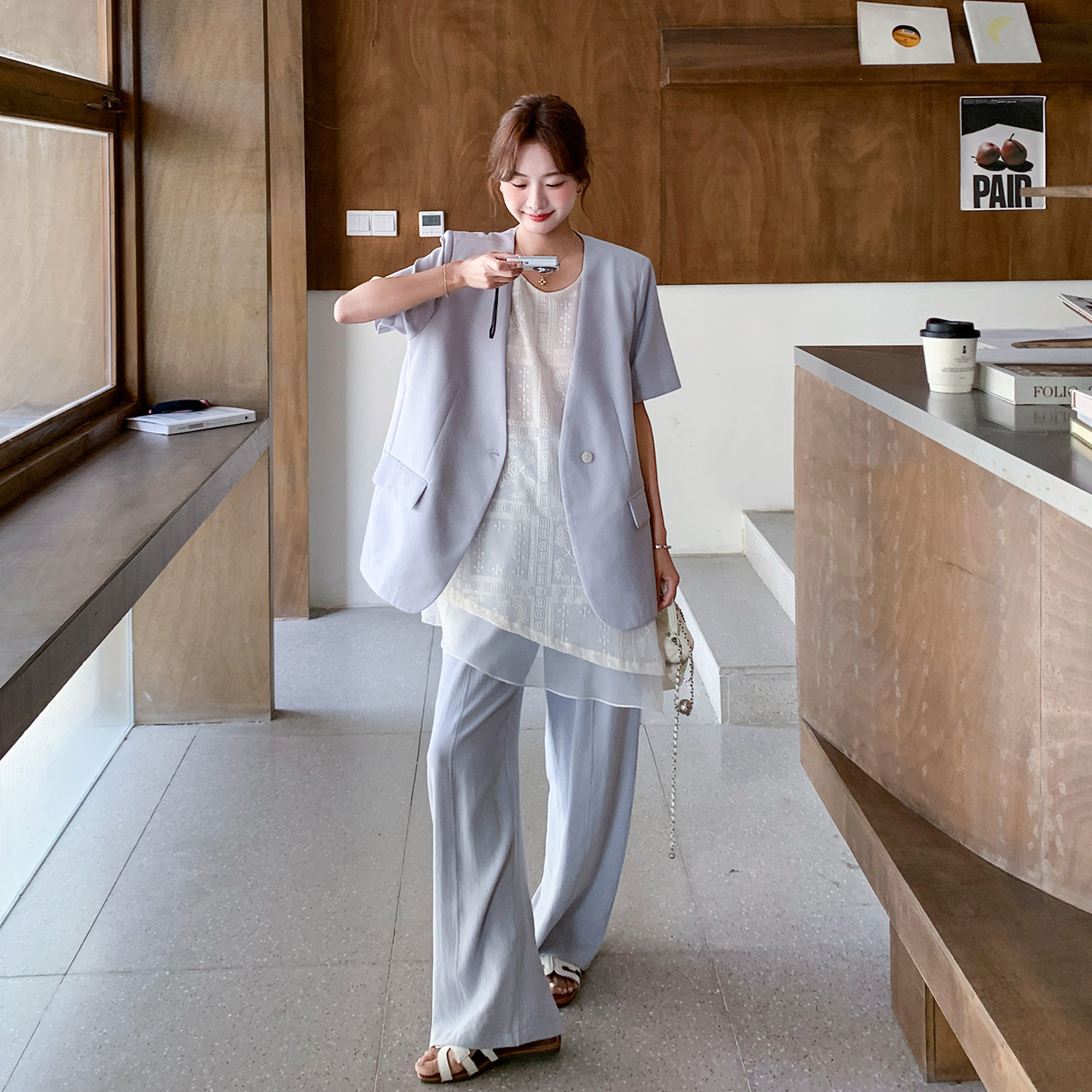 浅蓝色韩系时尚套装女2026夏新款简约短袖西装蕾丝背心长裤三件套
