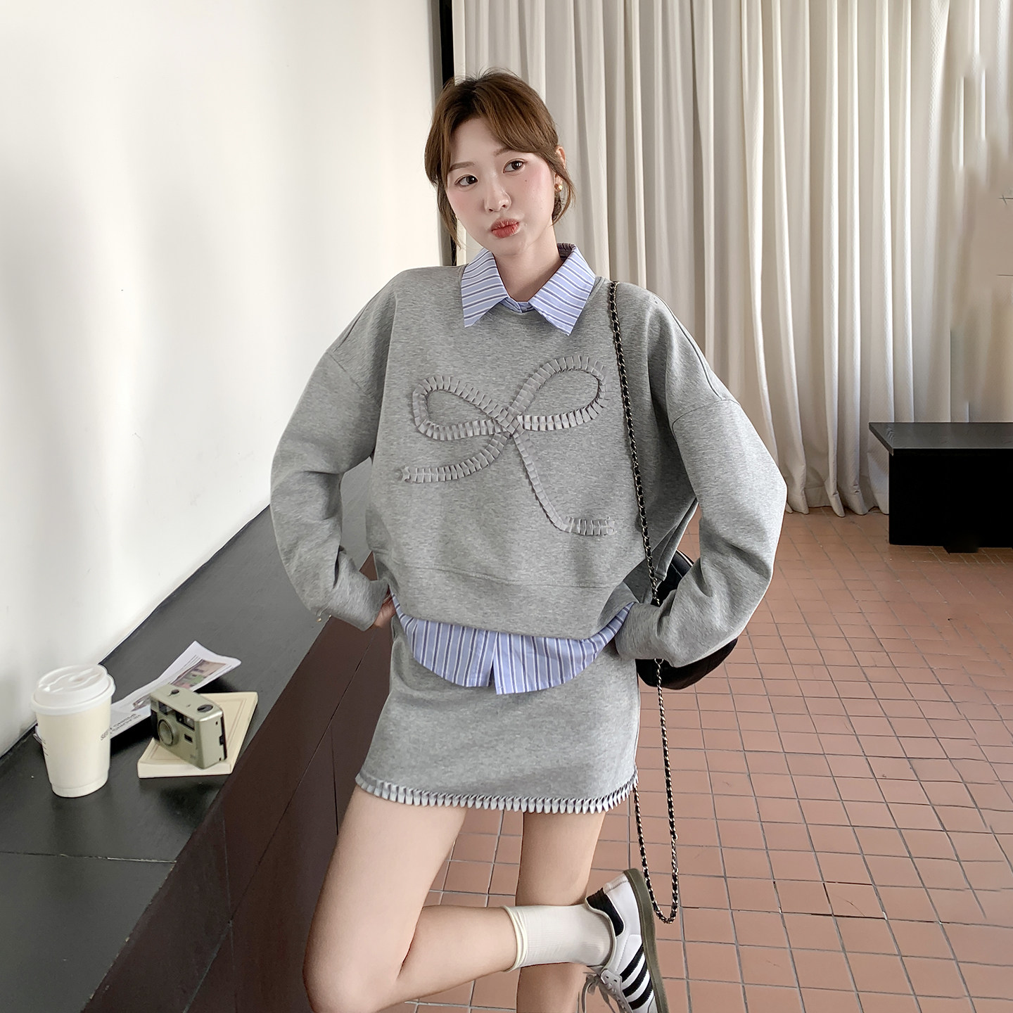 早春穿搭三件套2026春新款韩版高级感圆领卫衣条纹衬衫半身裙套装