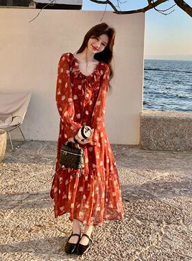红色法式绝美气质海岛度假连衣裙女2026早春新款撞色印花花边长裙