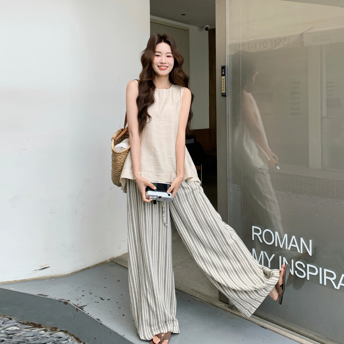 初夏慵懒松弛感穿搭2026新款韩版极简风无袖上衣条纹阔腿裤两件套