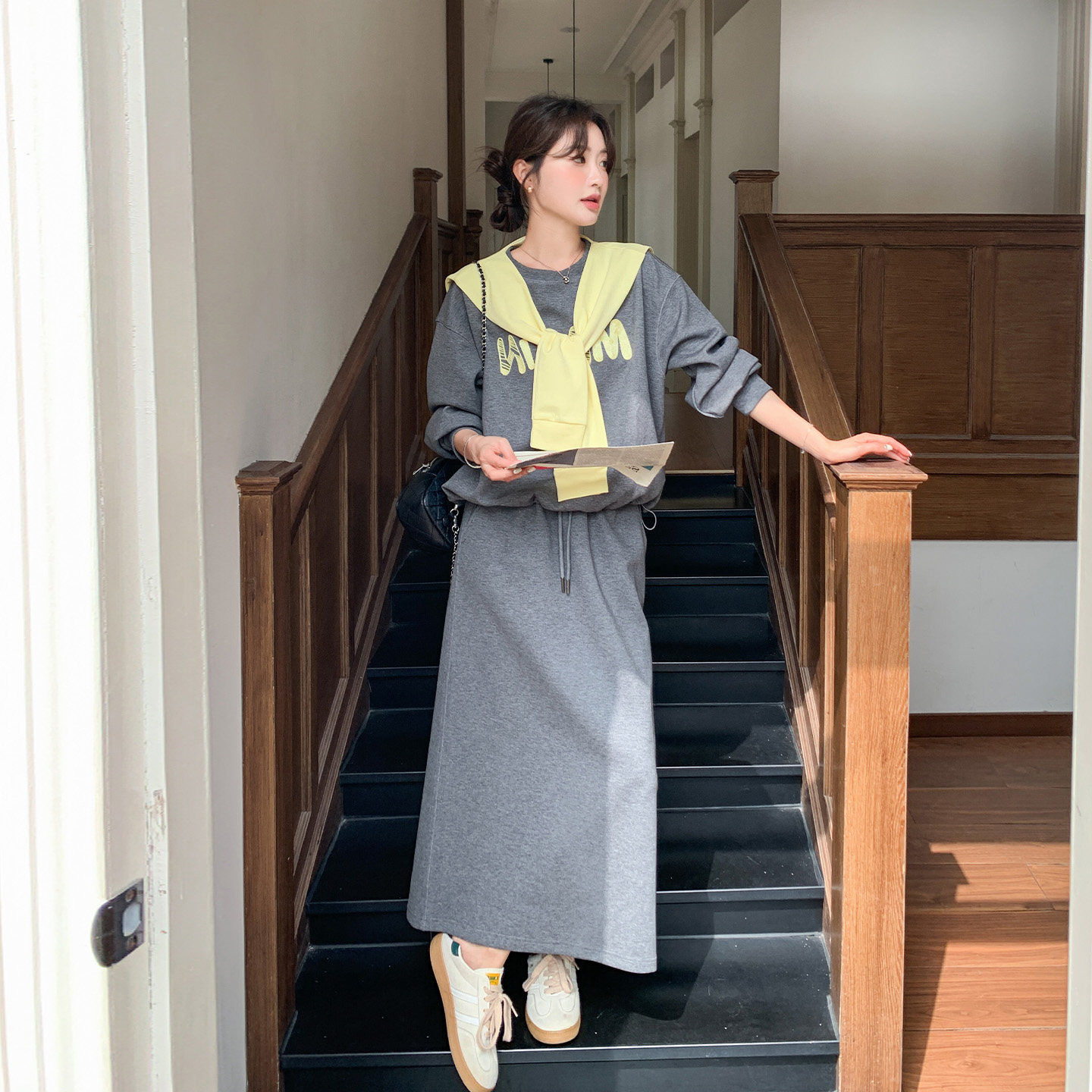 灰色早春通勤休闲风卫衣套装女2026新款字母上衣高腰半身裙两件套