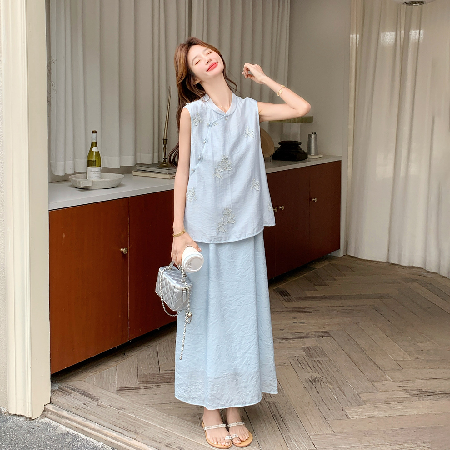 蓝色温婉清冷松弛感穿搭女夏日花朵刺绣背心半身裙两件套2026新款