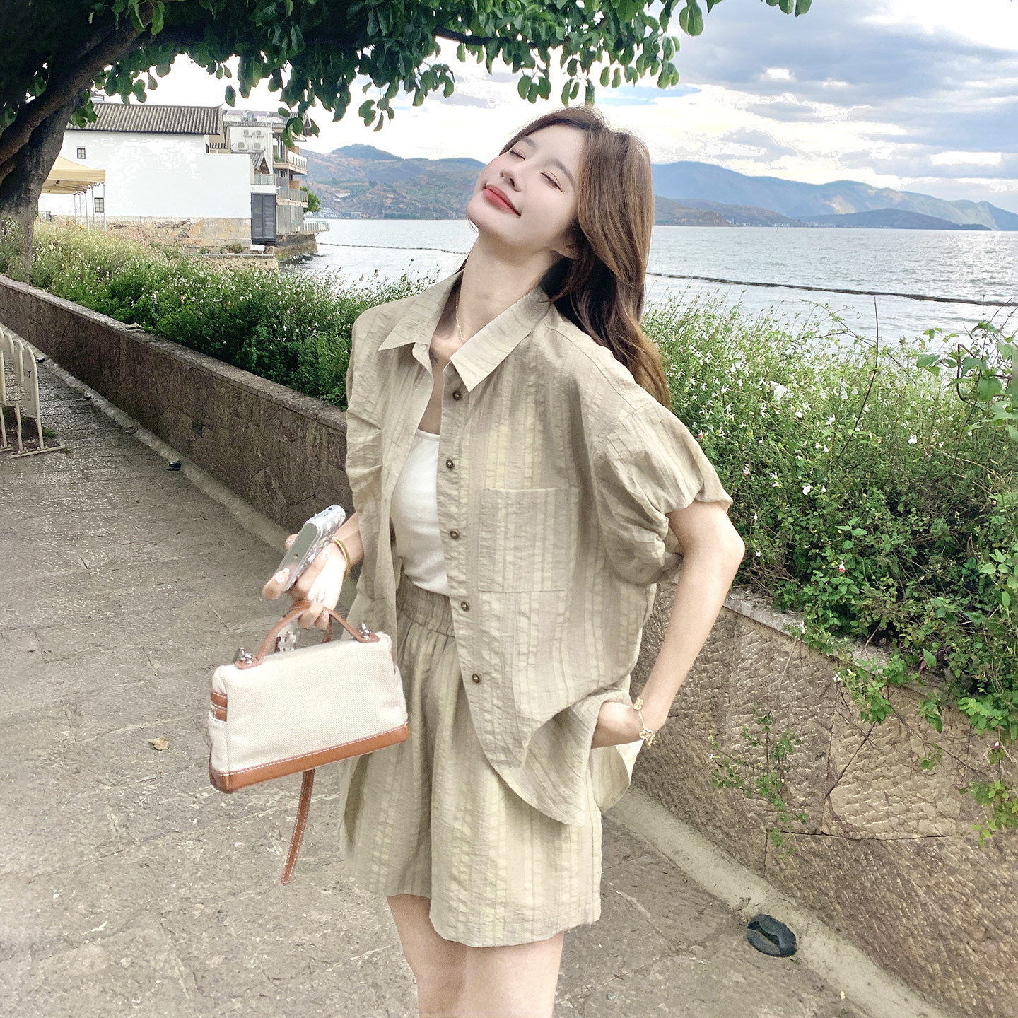 卡其色小个子复古松弛感穿搭女2026新款夏日设计感衬衫短裤两件套