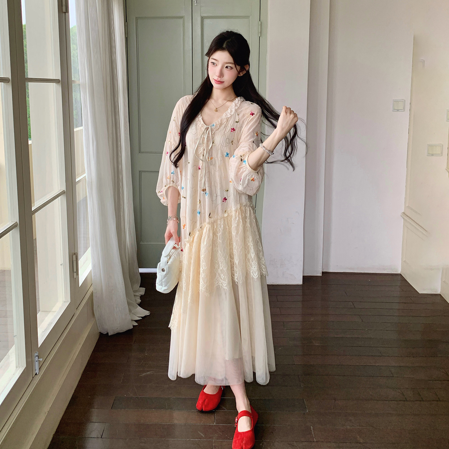 米色法式优雅淑女风连衣裙2026秋新款绝美气质蕾丝拼接V领碎花裙