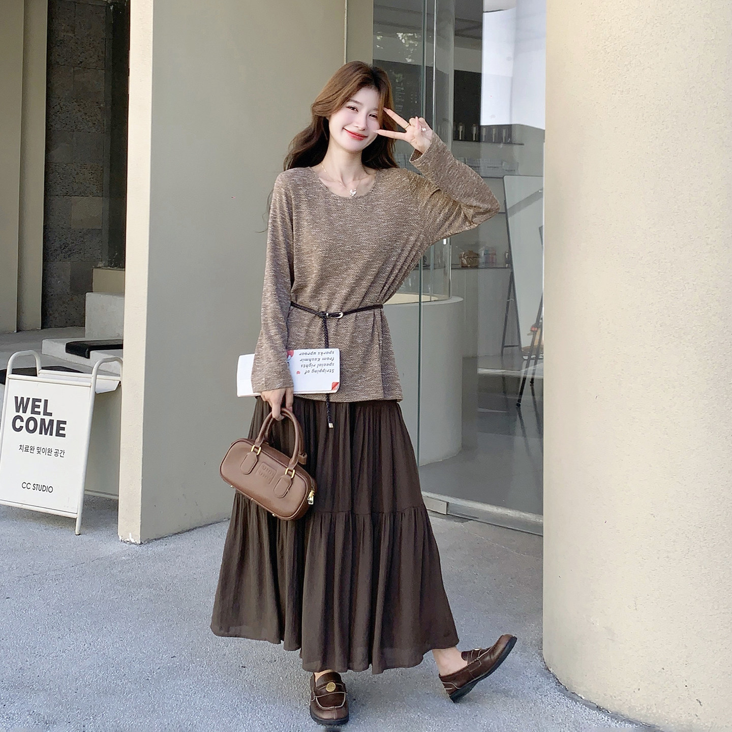 咖色慵懒风简约气质套装女2026秋新款松弛感圆领上衣半身裙两件套