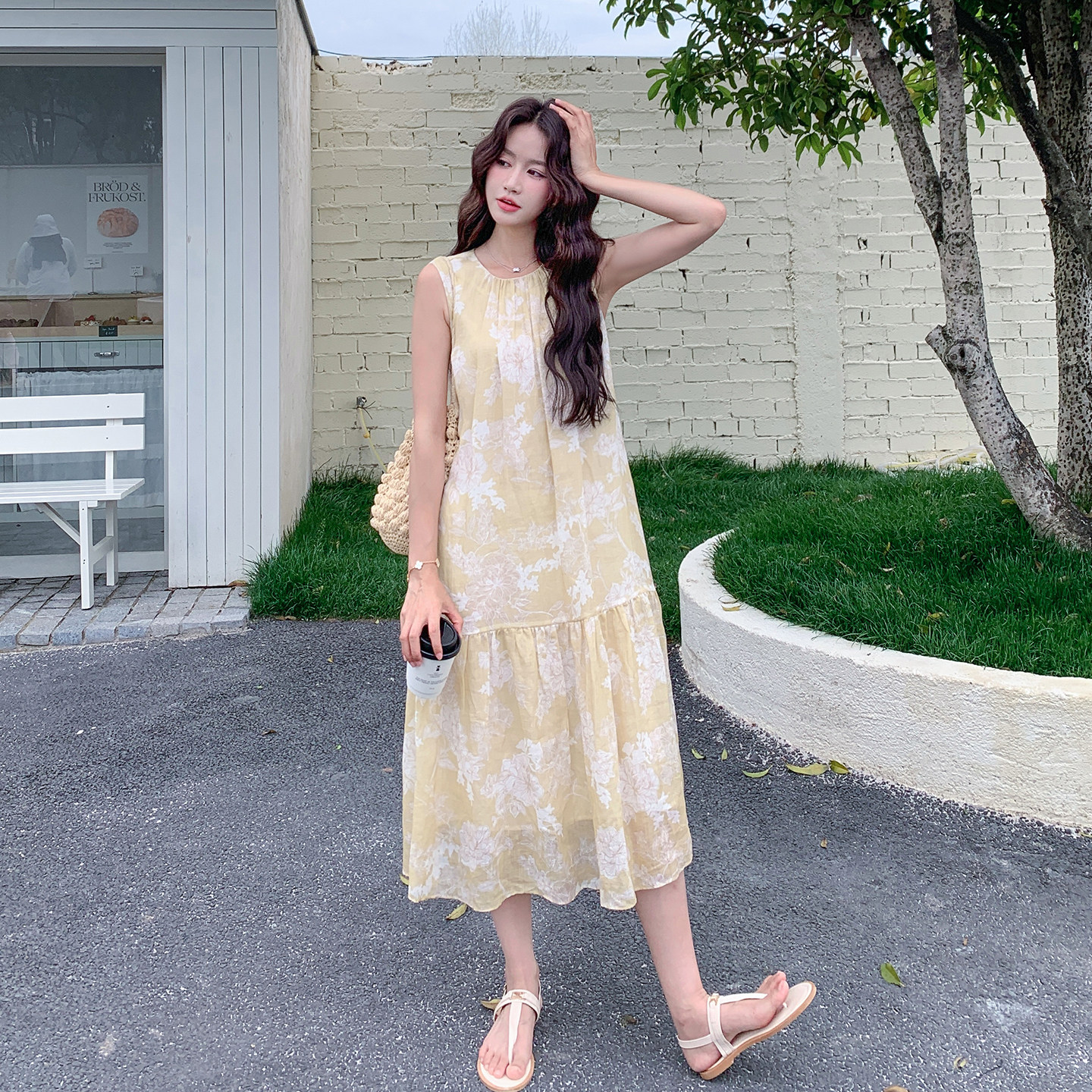 浅黄色夏日法式绝美氛围感无袖连衣裙女浪漫度假风碎花裙2026新款