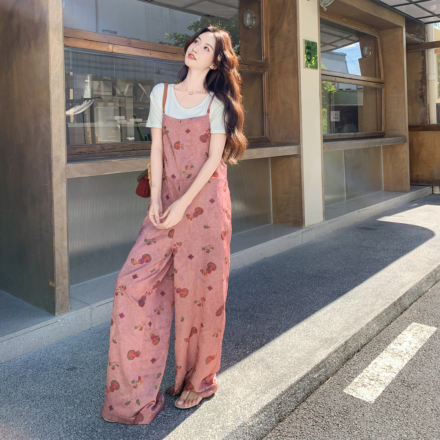 夏季休闲百搭通勤风印花背带裤套装女2026新款极简风T恤两件套