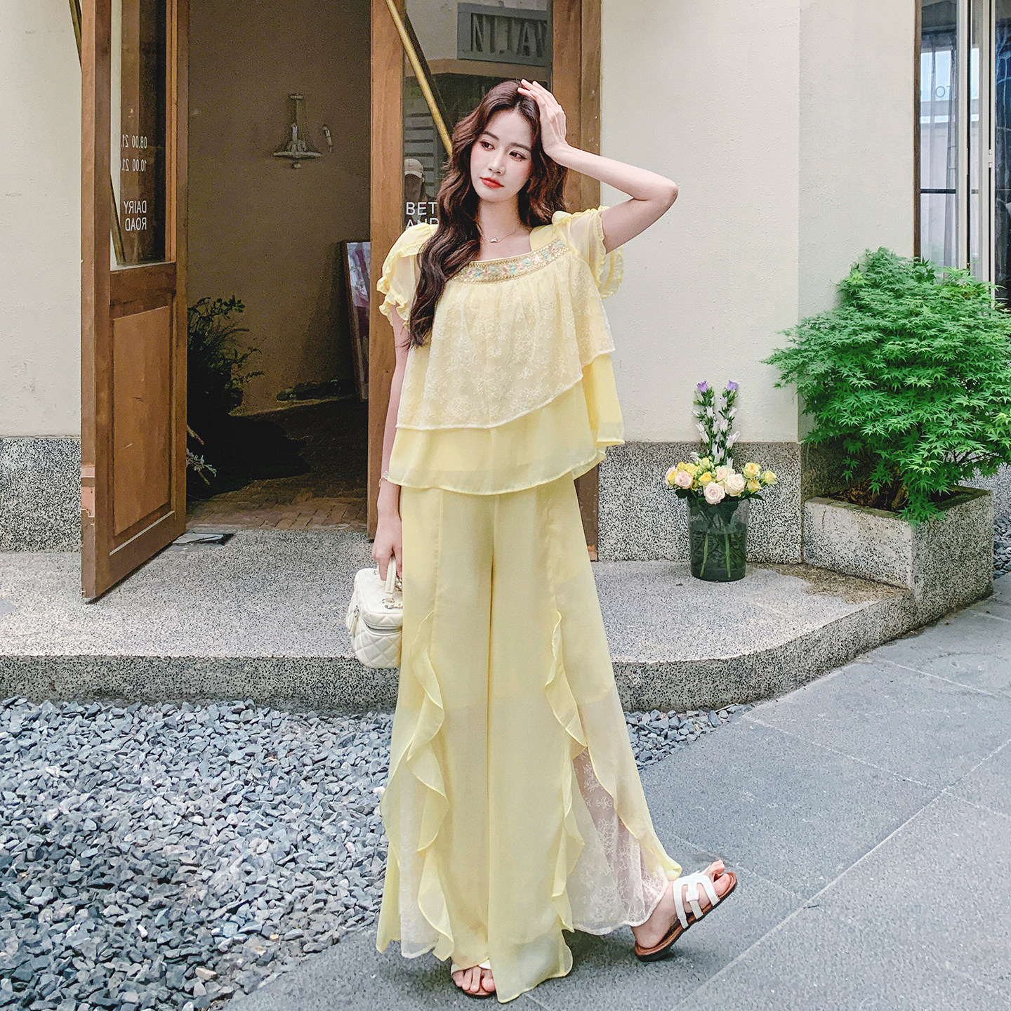 黄色甜美风蕾丝拼接木耳边套装夏日法式方领上衣半身裙两件套2026