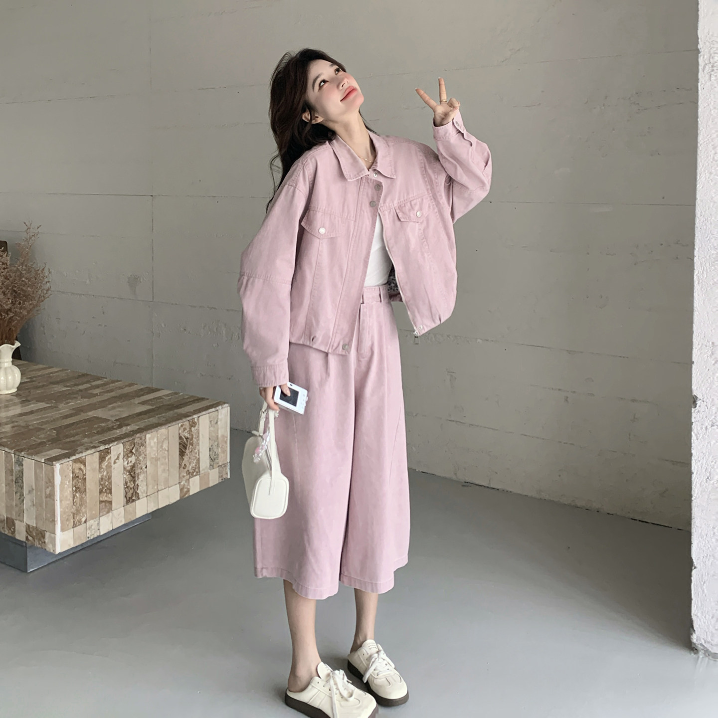 早春小个子穿搭2026新款时尚设计感短款上衣高腰显瘦阔腿裤两件套