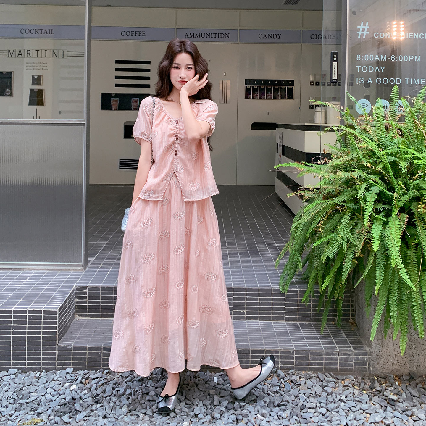 粉色淑女气质穿搭刺绣套装女2026夏季新款泡泡袖上衣半身裙两件套
