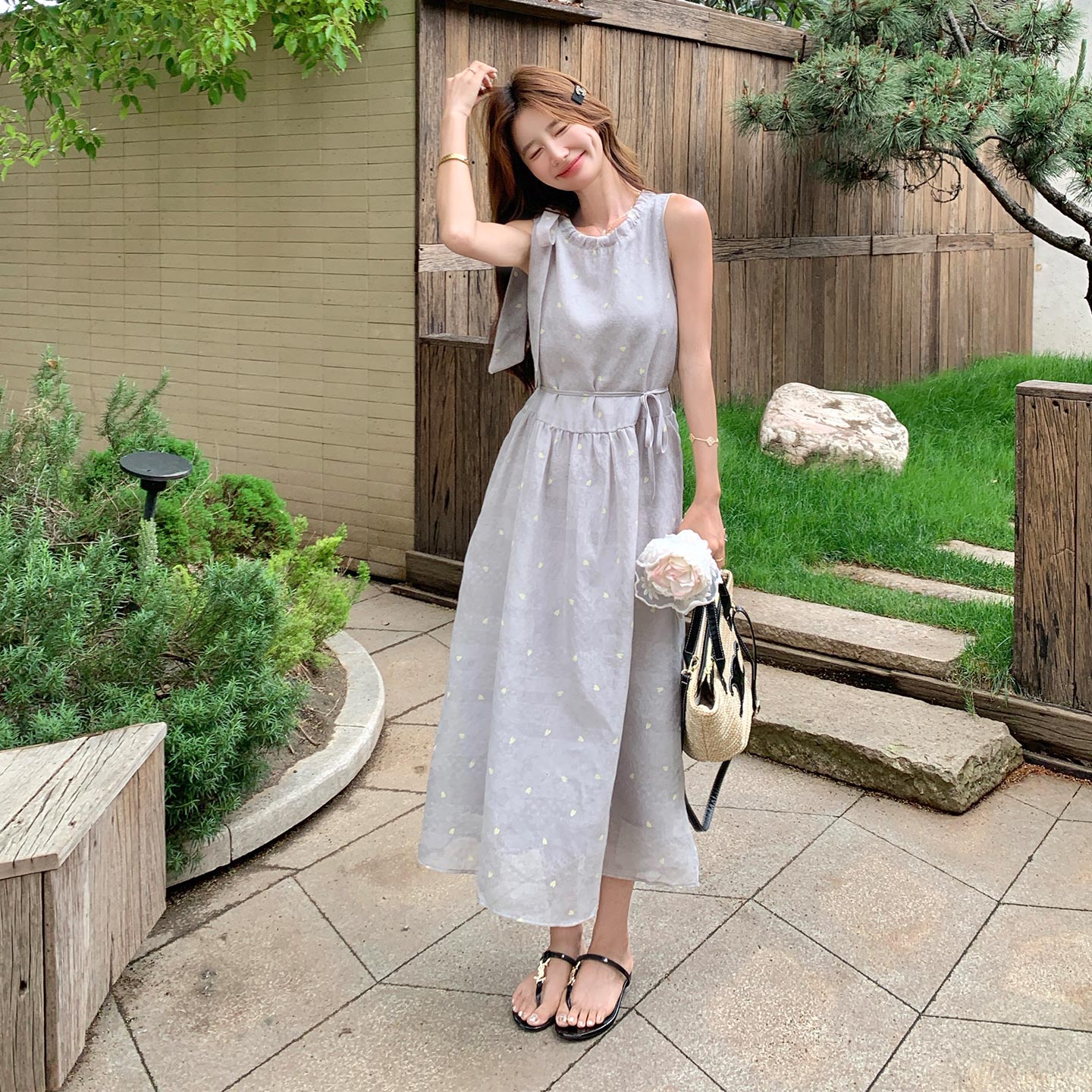 灰色优雅气质连衣裙女2026新款夏日法式高级感撞色爱心印花挂脖裙