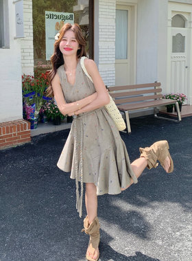 卡其色不规则碎花吊带连衣裙女