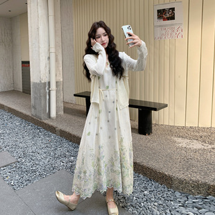 显瘦长裙两件套 女2026春针织罩衫 浅绿色法式 度假风刺绣连衣裙套装