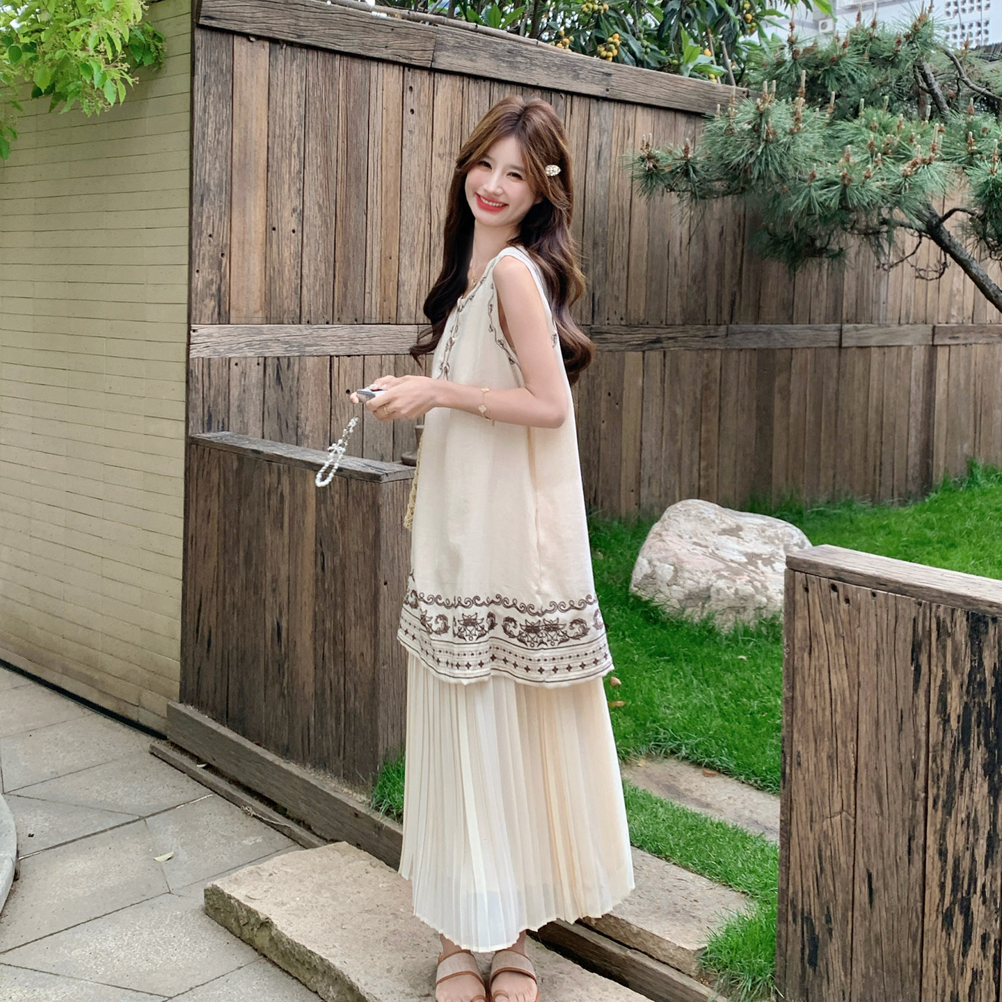 夏季度假风无袖刺绣百褶连衣裙