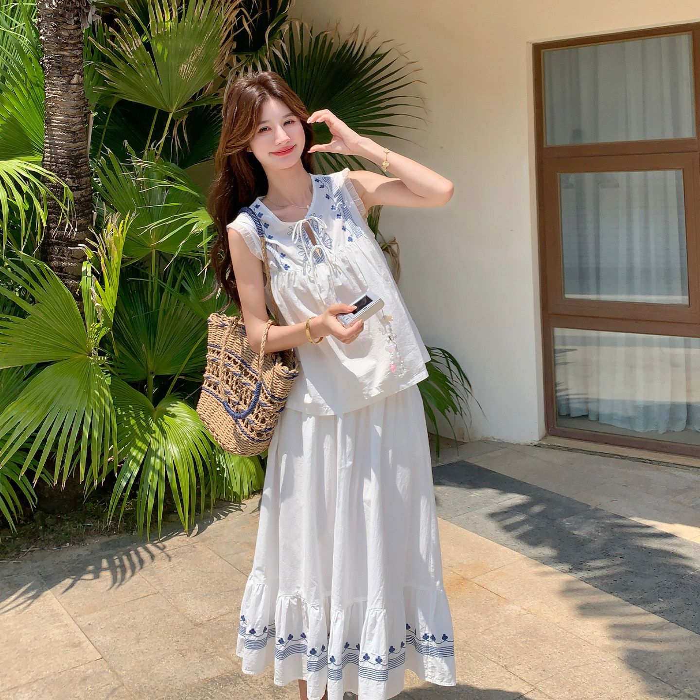 白色减龄度假风少女穿搭夏无袖刺绣上衣高腰半身裙两件套2026新款