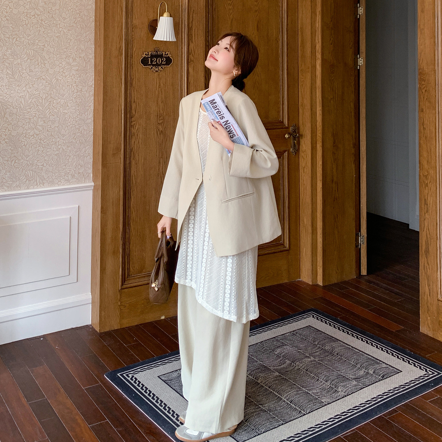 早春超火西装套装女2026新款高级感时尚上衣蕾丝罩衫阔腿裤三件套