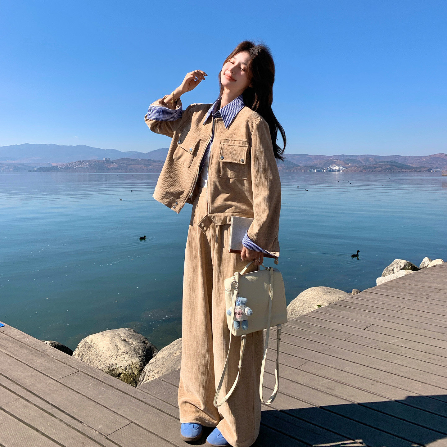 卡其色别致设计感西装套装女2026春新款撞色格纹上衣阔腿裤两件套