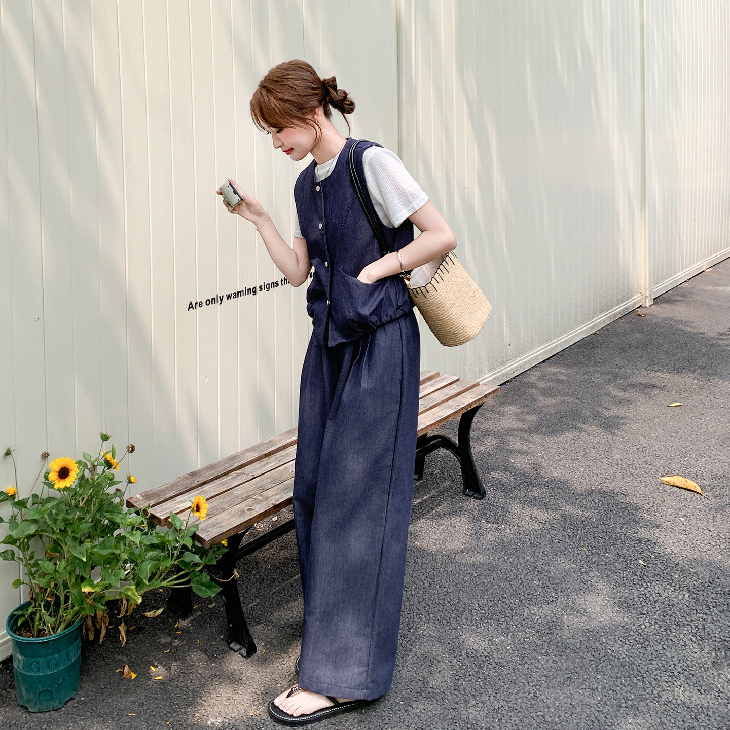 深蓝色韩系极简感三件套女2026夏新款休闲百搭马甲T恤阔腿裤套装