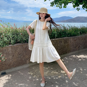 白色蕾丝拼接连衣裙女夏温柔风