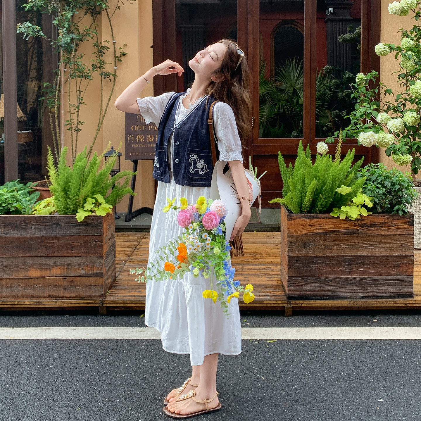 夏季港风文艺感花边连衣裙套装女2026新款小马刺绣牛仔马甲两件套