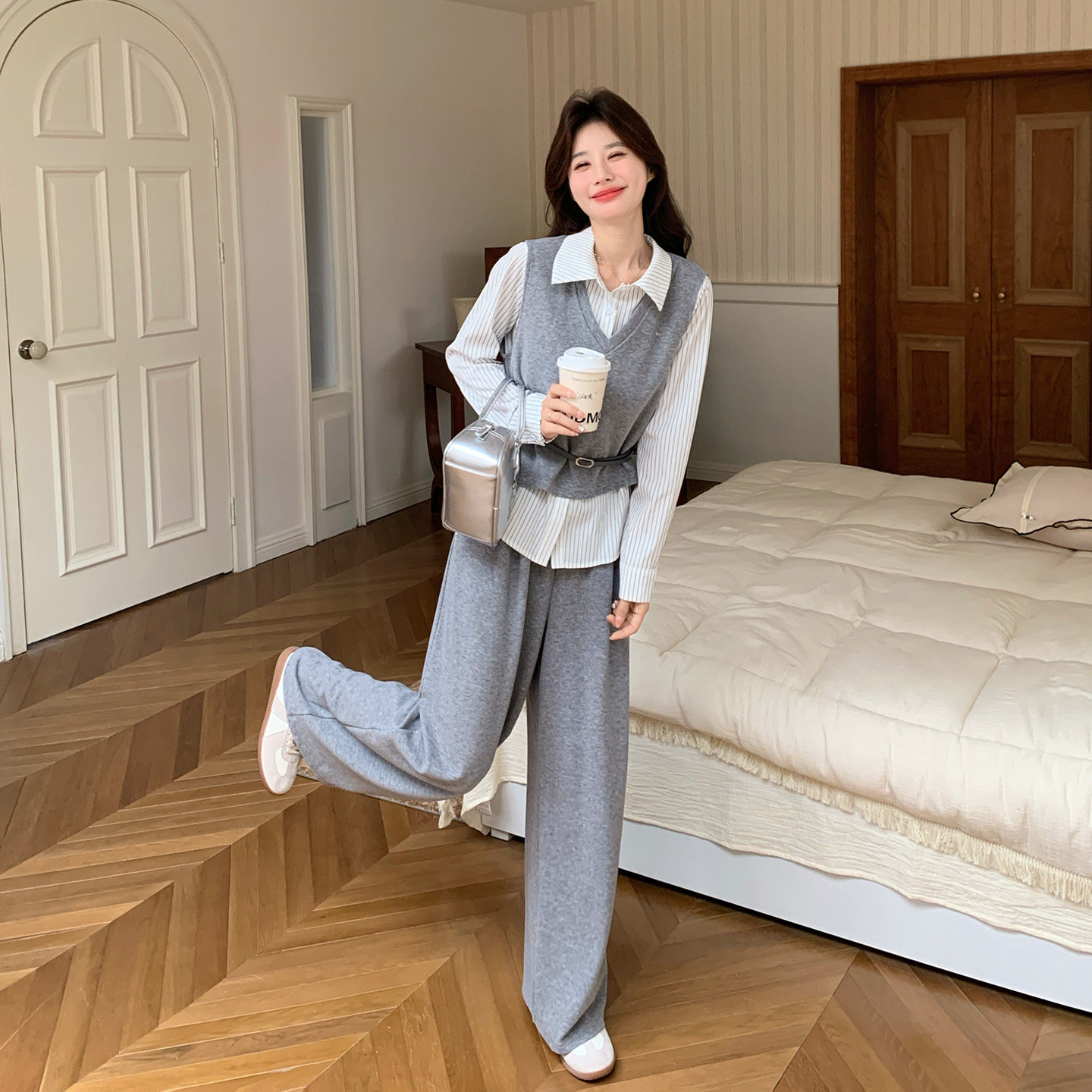 灰色早春文艺风针织马甲套装女2026新款条纹衬衫高腰阔腿裤三件套