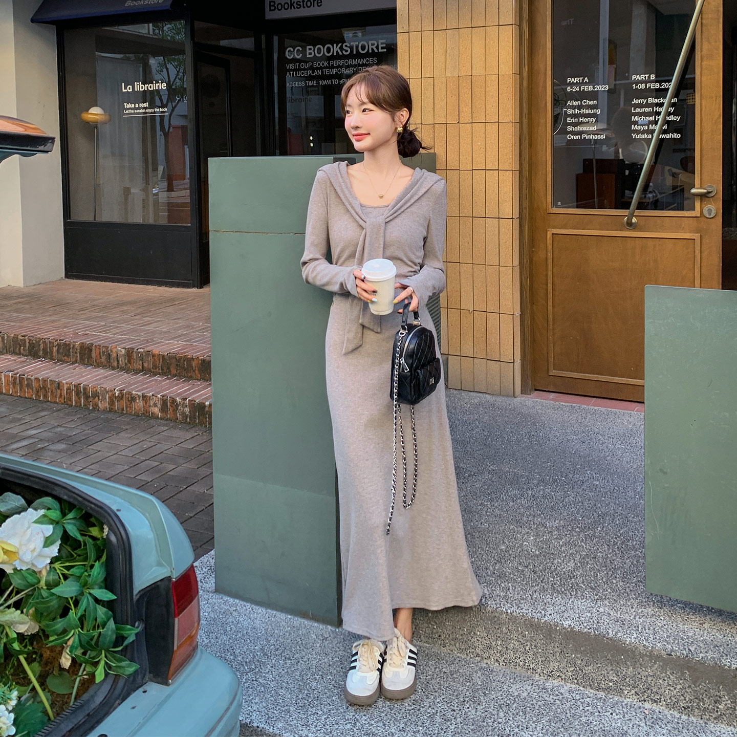 灰色温柔慵懒风披肩连衣裙女2026新款秋日浪漫风收腰显瘦针织长裙