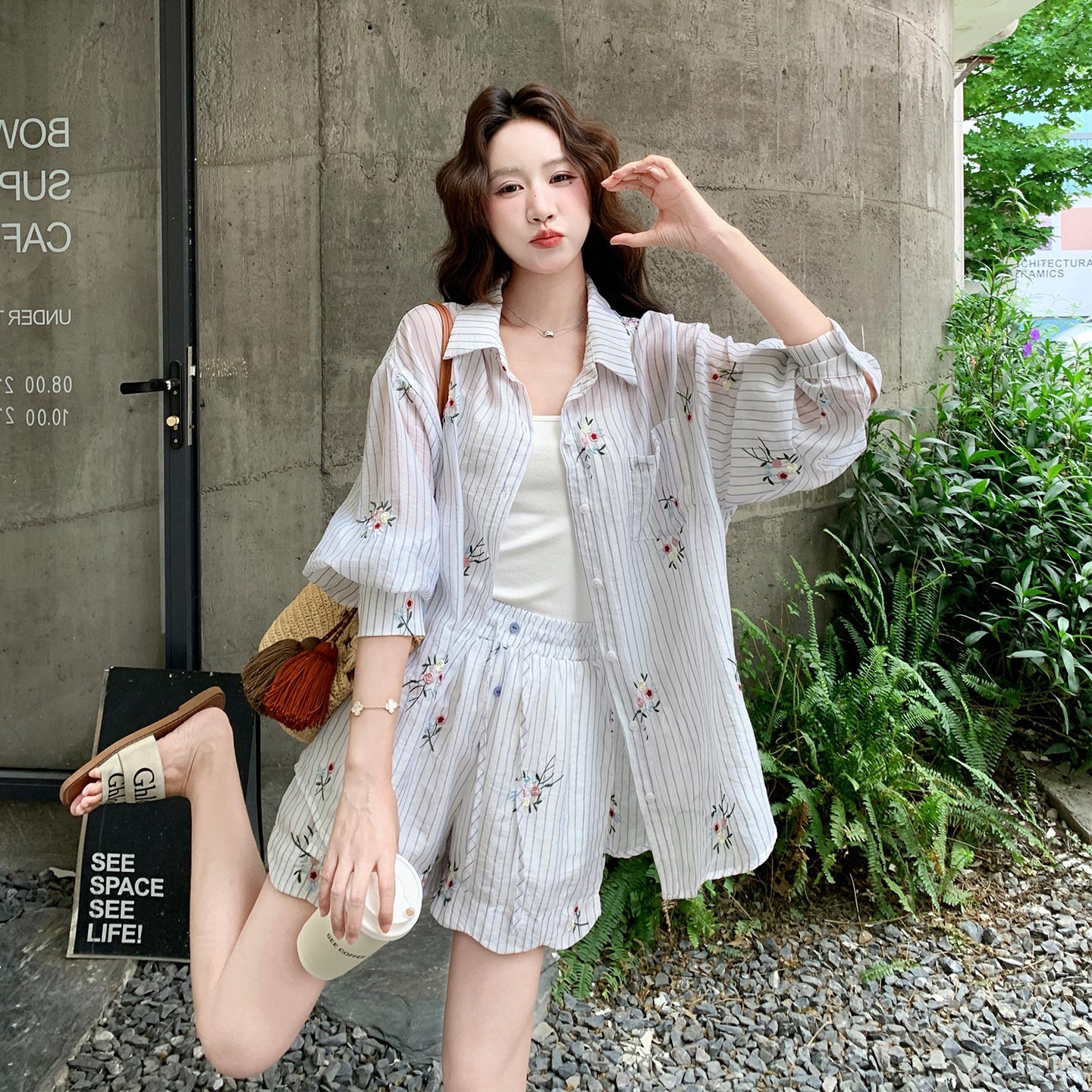 韩系减龄知性学院风条纹套装女2026新款小个子刺绣衬衫短款两件套