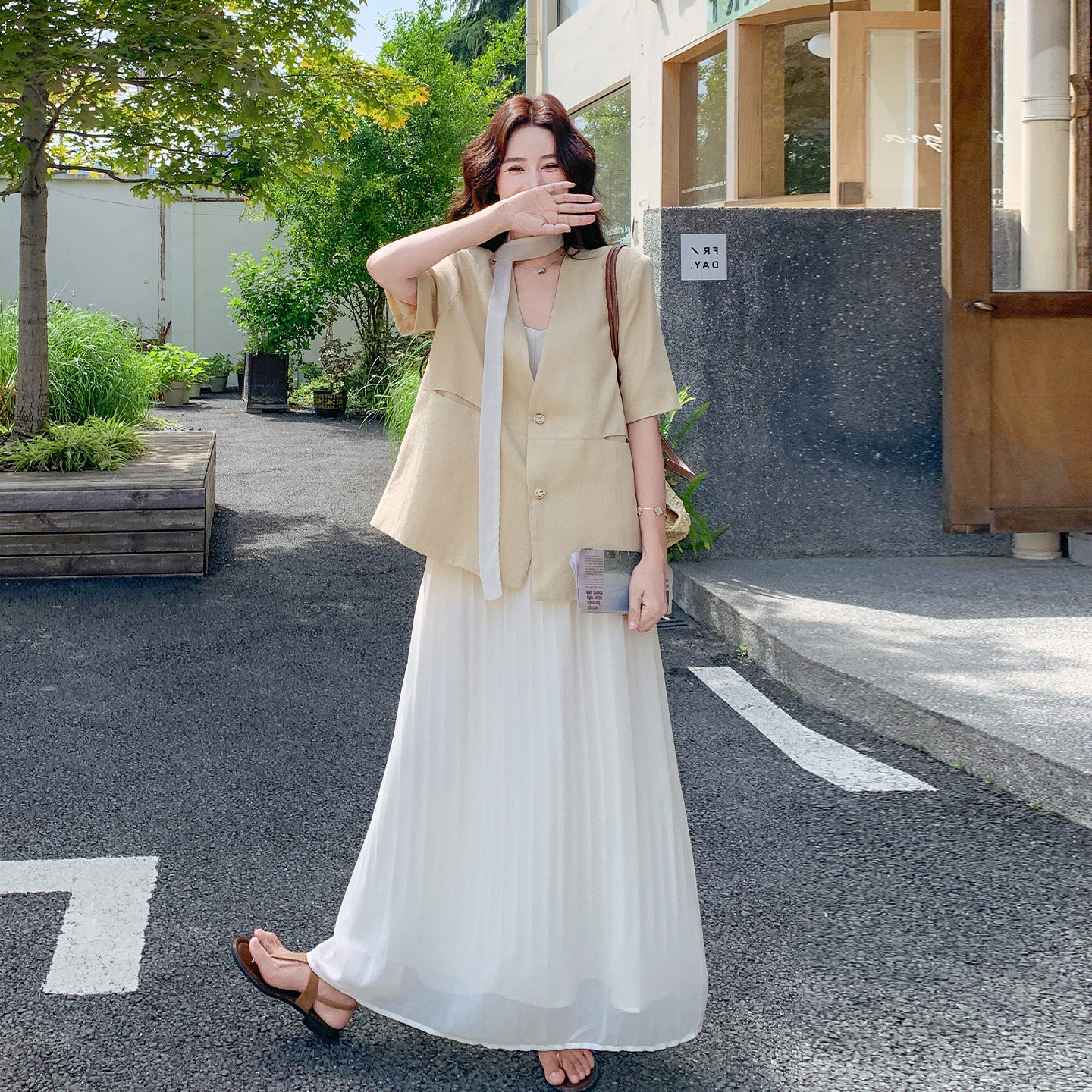 杏色优雅气质纯欲风吊带裙套装女2026新款夏日通勤西装外套两件套