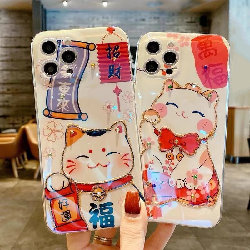 卡通可爱好运招财猫适用14plus苹果13手机壳11iPhone12Promax软壳15promax手机套新款全包硅胶防摔高级感女
